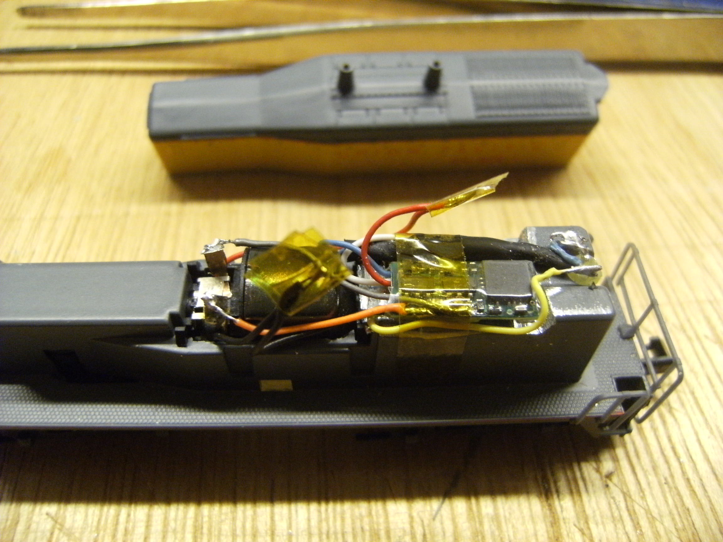 Decoder op z'n plek, soldeer koplamp en de rode/zwarte draden